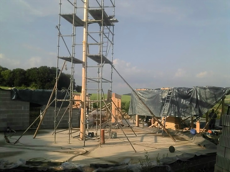 Chantier participatif d’une maison octogonale en paille